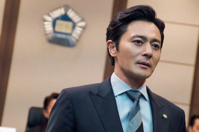 Jang Dong Gun gây ngỡ ngàng với vẻ đẹp ngời ngời, mặt không nếp nhăn trong phim mới - Ảnh 1.