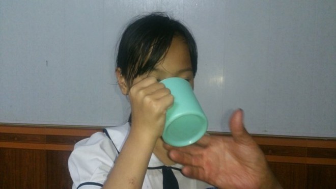 Hải Phòng: Học sinh lớp 3 bị cô giáo phạt uống nước giặt giẻ lau bảng vì nói chuyện riêng trong lớp - Ảnh 2.