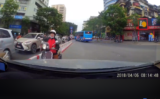 Hà Nội: Lái xe ô tô ép nữ Ninja” Vespa đi ngược chiều giờ cao điểm phải lùi xe đi đúng làn - Ảnh 2. Hà Nội: Lái xe ô tô ép nữ Ninja” Vespa đi ngược chiều giờ cao điểm phải lùi xe đi đúng làn - Ảnh 2.