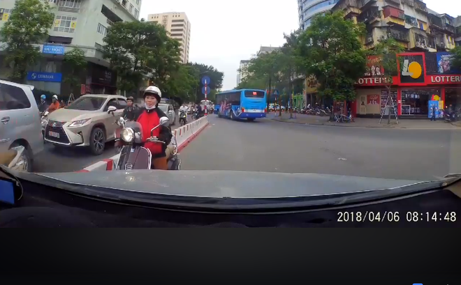 Hà Nội: Lái xe ô tô ép nữ Ninja” Vespa đi ngược chiều giờ cao điểm phải lùi xe đi đúng làn - Ảnh 2.