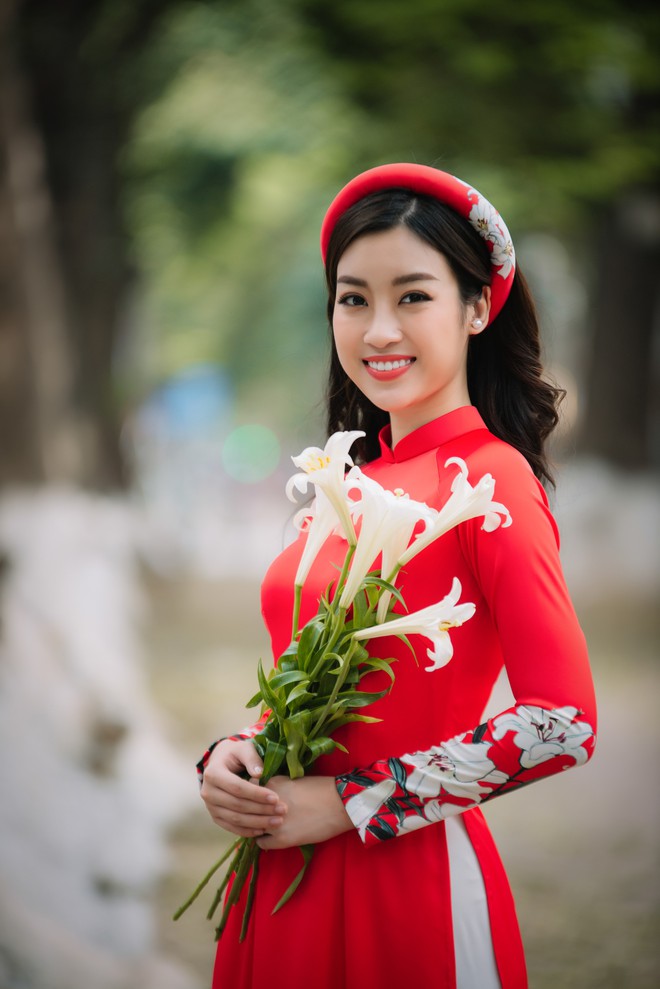 Hoa hậu Mỹ Linh, Ngọc Hân đẹp mê mẩn với hoa loa kèn trên phố - Ảnh 3.