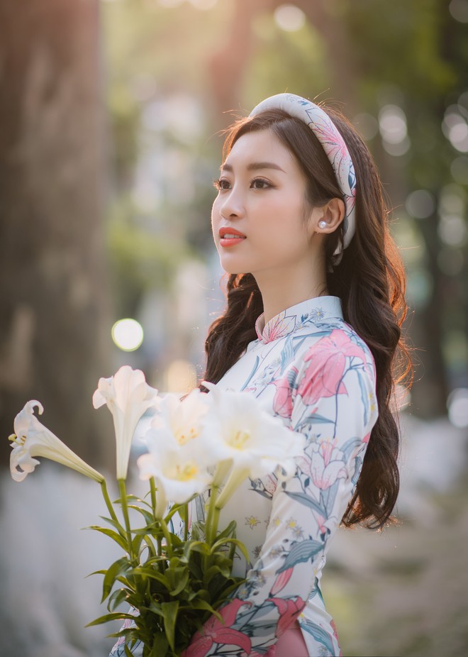 Hoa hậu Mỹ Linh, Ngọc Hân đẹp mê mẩn với hoa loa kèn trên phố - Ảnh 4.
