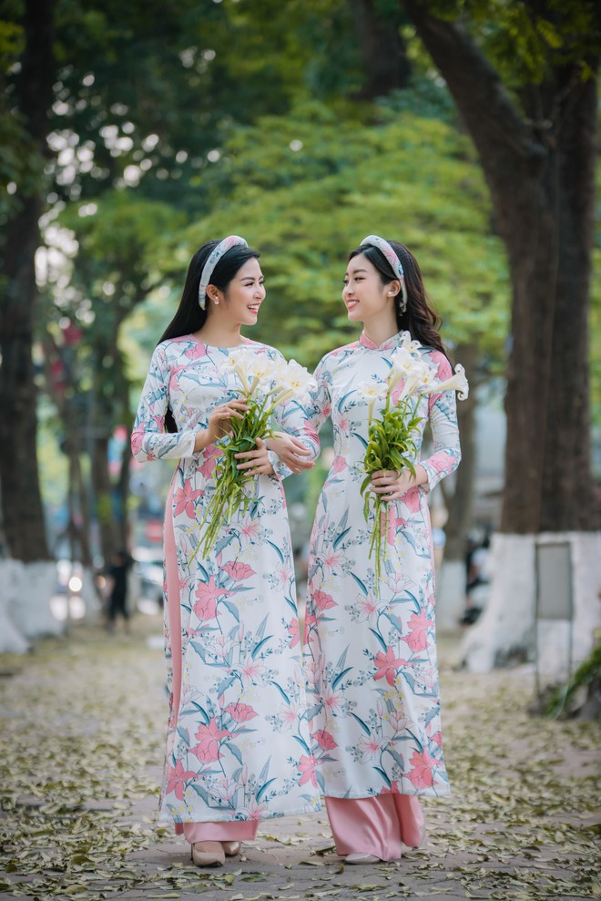 Hoa hậu Mỹ Linh, Ngọc Hân đẹp mê mẩn với hoa loa kèn trên phố - Ảnh 6.