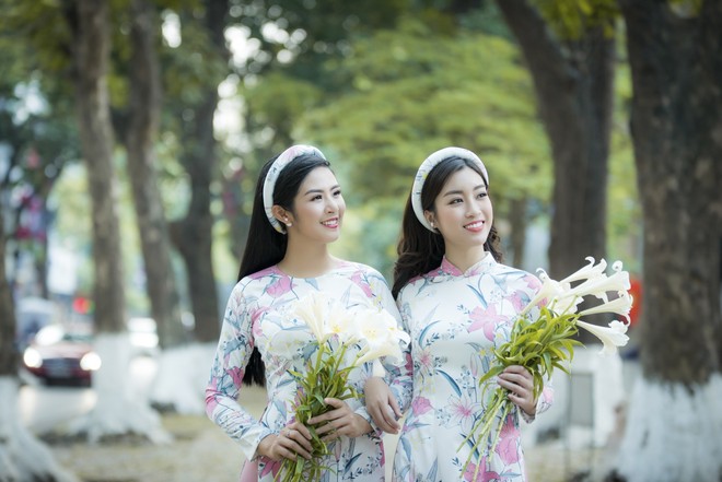Hoa hậu Mỹ Linh, Ngọc Hân đẹp mê mẩn với hoa loa kèn trên phố - Ảnh 7.