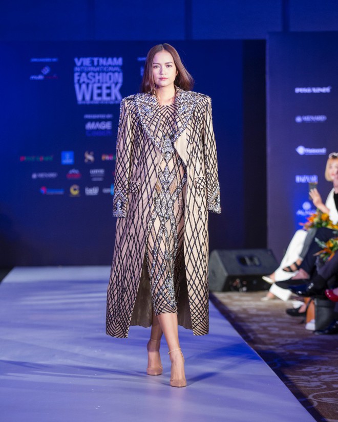 Hơn 1 tuần nữa mới khai mạc nhưng Vietnam International Fashion Week đã hé lộ dần các thiết kế mới - Ảnh 1.