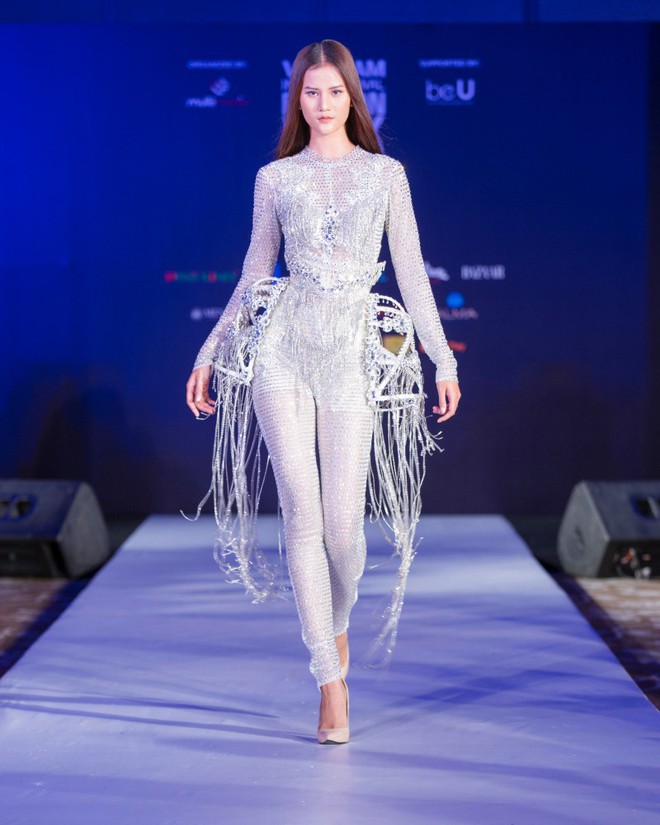Hơn 1 tuần nữa mới khai mạc nhưng Vietnam International Fashion Week đã hé lộ dần các thiết kế mới - Ảnh 2.