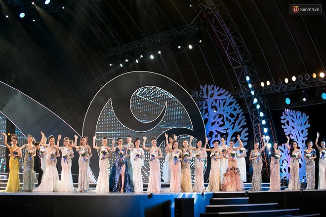 Clip: Thí sinh Hoa hậu Biển vấp váy, té ngã trên sân khấu được gọi tên vào Top 40 trong đêm Bán kết - Ảnh 11.