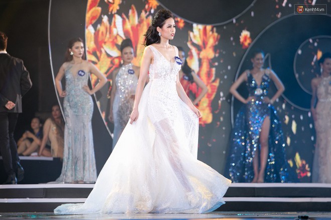 Clip: Thí sinh Hoa hậu Biển vấp váy, té ngã trên sân khấu được gọi tên vào Top 40 trong đêm Bán kết - Ảnh 5.