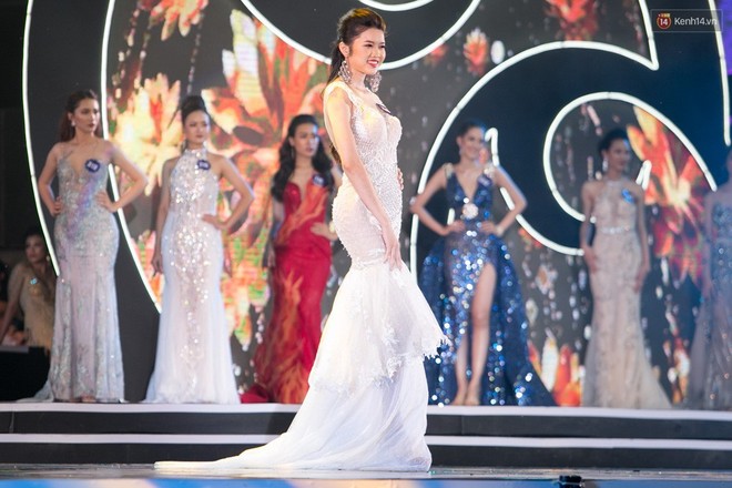 Clip: Thí sinh Hoa hậu Biển vấp váy, té ngã trên sân khấu được gọi tên vào Top 40 trong đêm Bán kết - Ảnh 6.