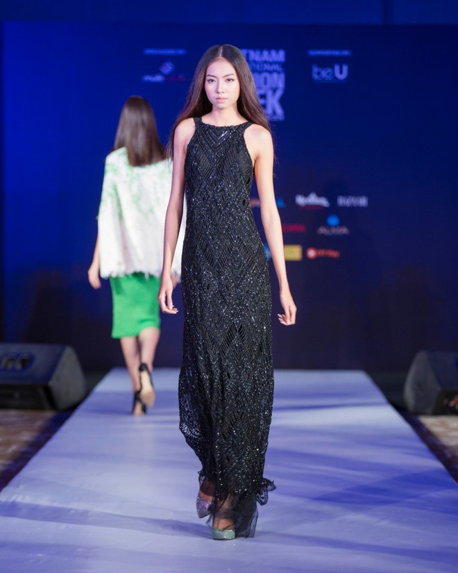 Hơn 1 tuần nữa mới khai mạc nhưng Vietnam International Fashion Week đã hé lộ dần các thiết kế mới - Ảnh 8.