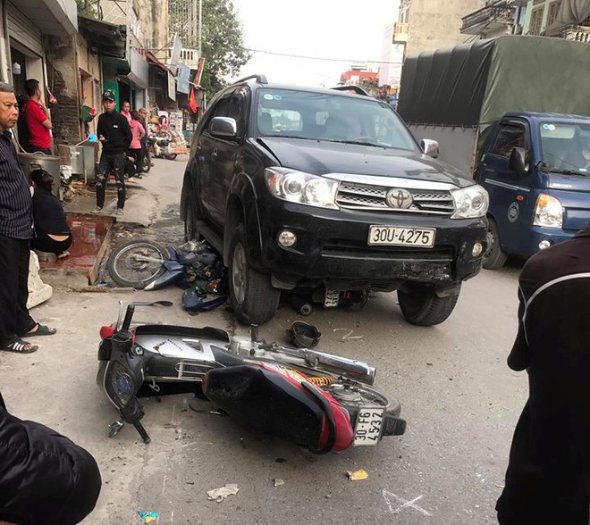 Hà Nội: Xe ô tô đâm liên hoàn 3 xe máy, một cháu bé 7 tuổi tử vong, hai người  bị thương - Ảnh 3.