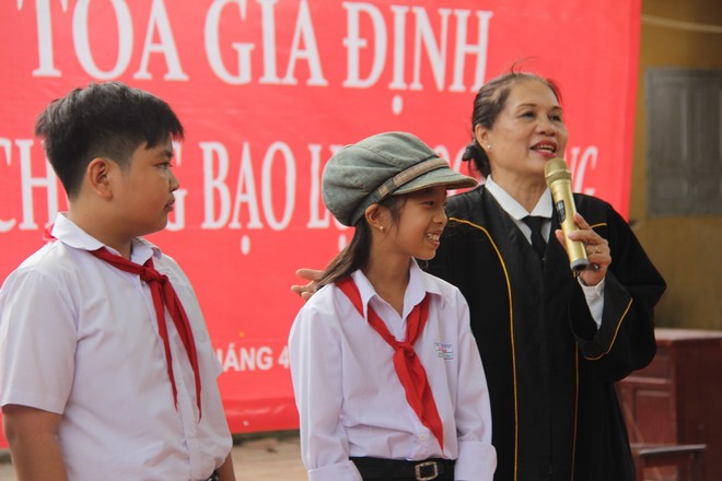 Đồng Tháp: Học sinh vùng quê lạ lẫm với phiên tòa giả định, hỏi tại sao đánh nhau lại bị phạt tù? - Ảnh 15.