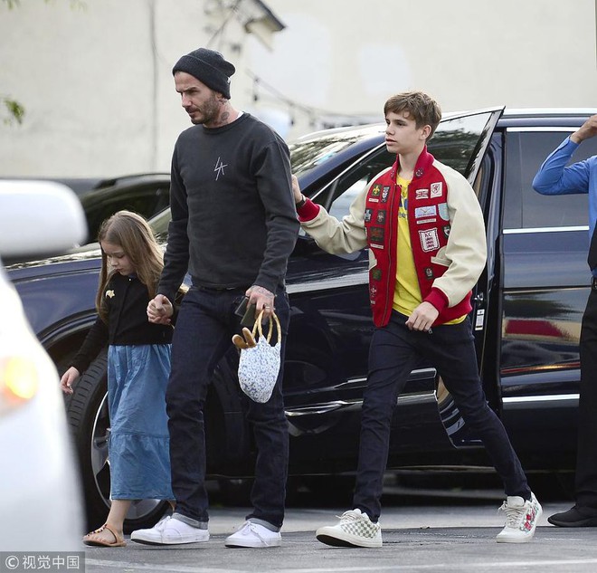Công chúa nhỏ Harper Beckham được bố nắm tay không rời khi cùng đi dạo phố  - Ảnh 3.