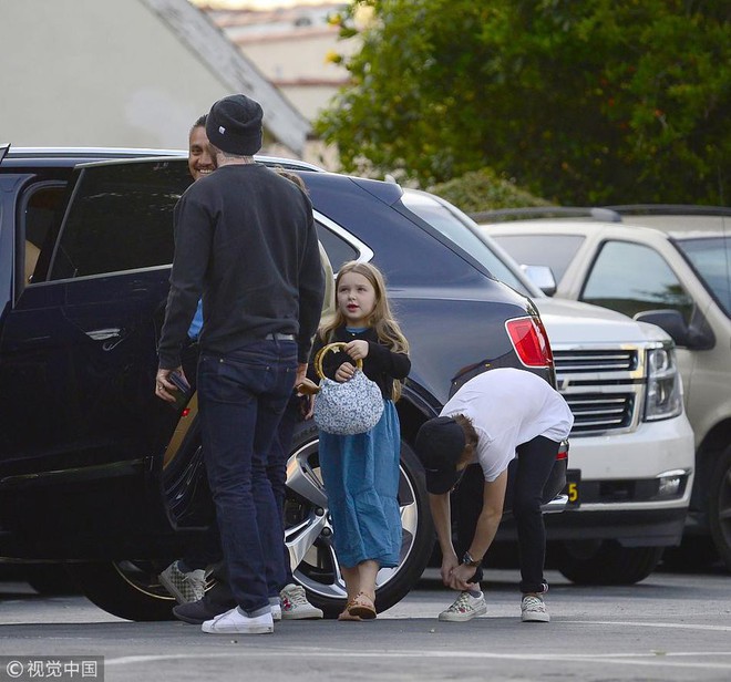 Công chúa nhỏ Harper Beckham được bố nắm tay không rời khi cùng đi dạo phố  - Ảnh 2.