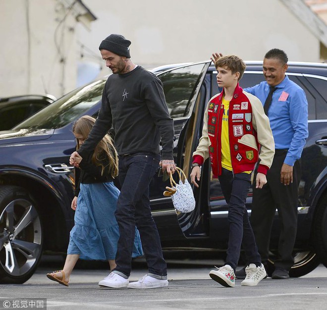 Công chúa nhỏ Harper Beckham được bố nắm tay không rời khi cùng đi dạo phố  - Ảnh 4.