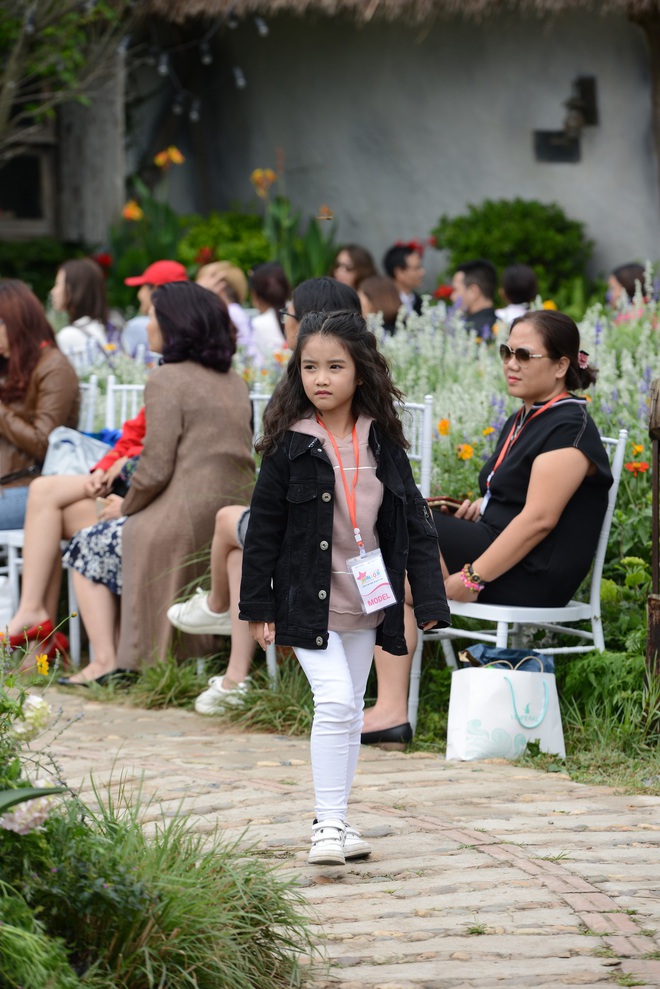 Gia đình danh hài Xuân Bắc lần đầu tiên tham dự Tuần lễ thời trang thiếu nhi 2018 - Ảnh 7.