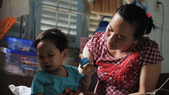 Trấn Thành tặng 10 triệu đồng cho cô bé hơn 2 tuổi mắc căn bệnh suy tủy quái ác - Ảnh 5.