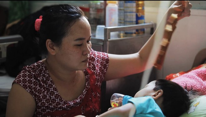 Trấn Thành tặng 10 triệu đồng cho cô bé hơn 2 tuổi mắc căn bệnh suy tủy quái ác - Ảnh 6.