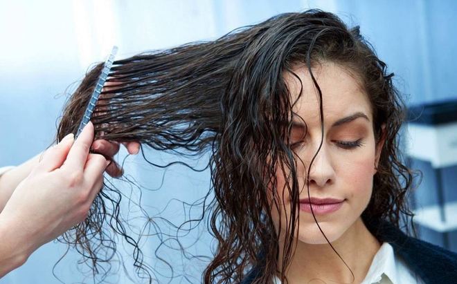 Chải đầu sai cách có thể khiến tóc rụng nhiều hơn - Ảnh 1.