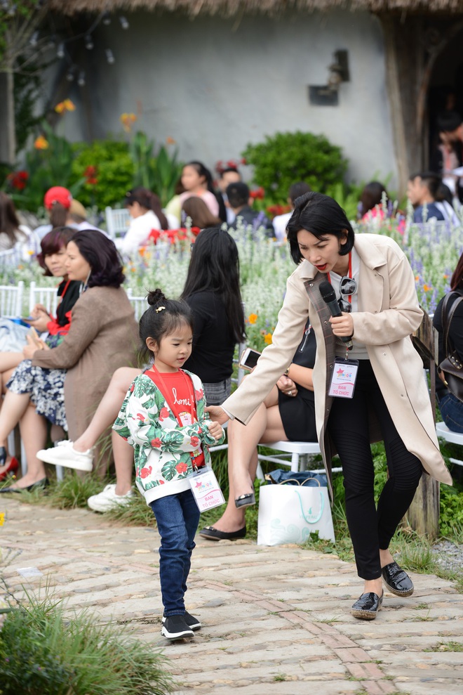 Gia đình danh hài Xuân Bắc lần đầu tiên tham dự Tuần lễ thời trang thiếu nhi 2018 - Ảnh 1.