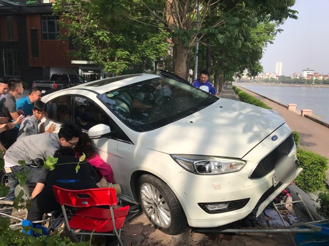 Hà Nội: Hàng chục thanh niên khiêng xe cứu người phụ nữ sau cú mất lái lao lên vỉa hè - Ảnh 6.
