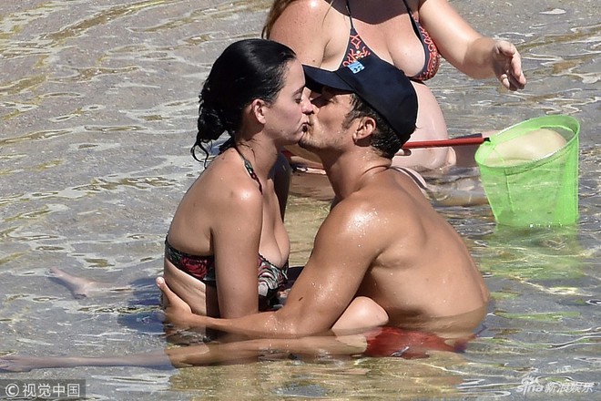 Katy Perry và Orlando Bloom ôm hôn đắm đuối sau khi chính thức tái hợp  - Ảnh 1.