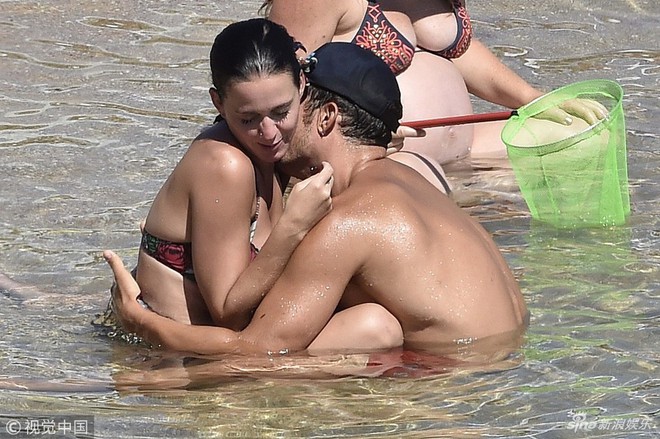 Katy Perry và Orlando Bloom ôm hôn đắm đuối sau khi chính thức tái hợp  - Ảnh 2.