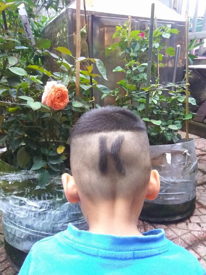 Khi bố làm thợ cắt tóc và không biết làm gì cho vui, cậu con trai đang có kiểu đầu chất chơi được biến ngay thành ông hói - Ảnh 6.