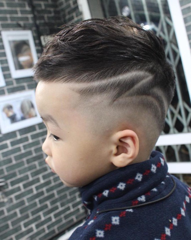 Khi bố làm thợ cắt tóc và không biết làm gì cho vui, cậu con trai đang có kiểu đầu chất chơi được biến ngay thành ông hói - Ảnh 8.