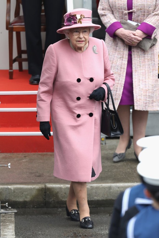 Diện đồ màu sắc là thế nhưng Nữ hoàng Anh Elizabeth II chỉ trung thành với đôi giày da đen đơn giản - Ảnh 4.