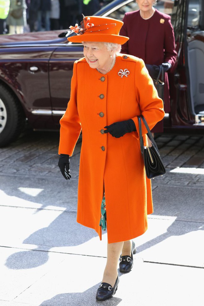 Diện đồ màu sắc là thế nhưng Nữ hoàng Anh Elizabeth II chỉ trung thành với đôi giày da đen đơn giản - Ảnh 5.