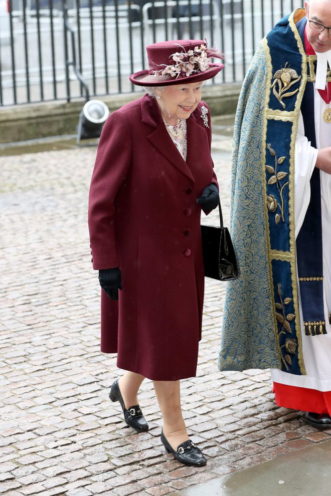 Diện đồ màu sắc là thế nhưng Nữ hoàng Anh Elizabeth II chỉ trung thành với đôi giày da đen đơn giản - Ảnh 6.