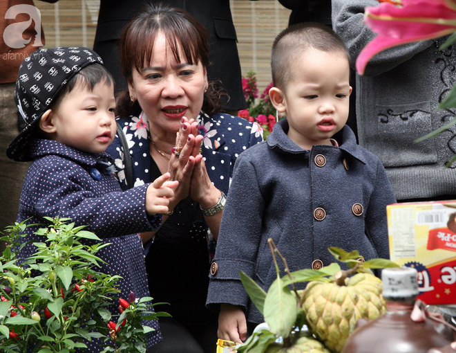 Tranh thủ ngày nghỉ, người dân đi tảo mộ tưởng nhớ tổ tiên dịp Tết Thanh minh - Ảnh 4.