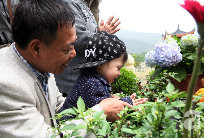 Tranh thủ ngày nghỉ, người dân đi tảo mộ tưởng nhớ tổ tiên dịp Tết Thanh minh - Ảnh 3.