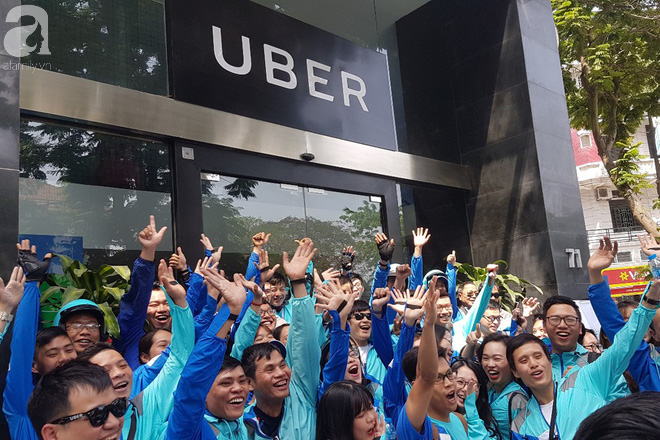 Hà Nội: Hàng trăm tài xế tập trung chụp ảnh, diễu hành, ngậm ngùi chia tay Uber - Ảnh 2.