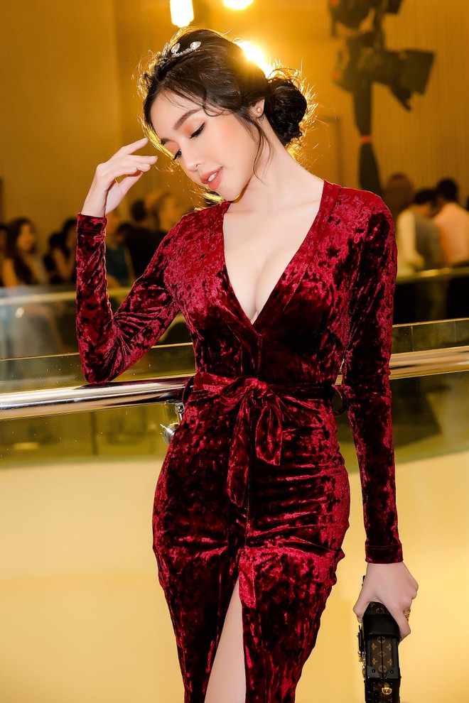 Tuyên bố đã ngán ngẩm ăn mặc sexy, Elly Trần vẫn khoe ngực đầy trong sự kiện - Ảnh 3.