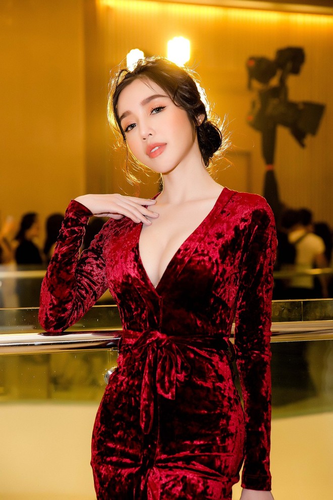 Tuyên bố đã ngán ngẩm ăn mặc sexy, Elly Trần vẫn khoe ngực đầy trong sự kiện - Ảnh 4.