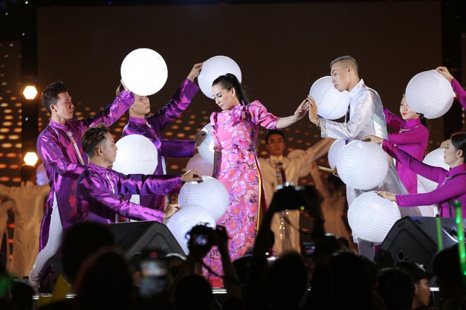 Phi Nhung  gây bất ngờ khi cover các ca khúc hit theo phong cách sôi động quẩy tung sân khấu - Ảnh 2.