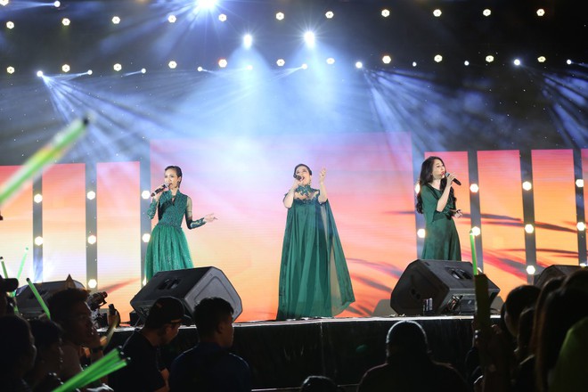 Phi Nhung  gây bất ngờ khi cover các ca khúc hit theo phong cách sôi động quẩy tung sân khấu - Ảnh 3.