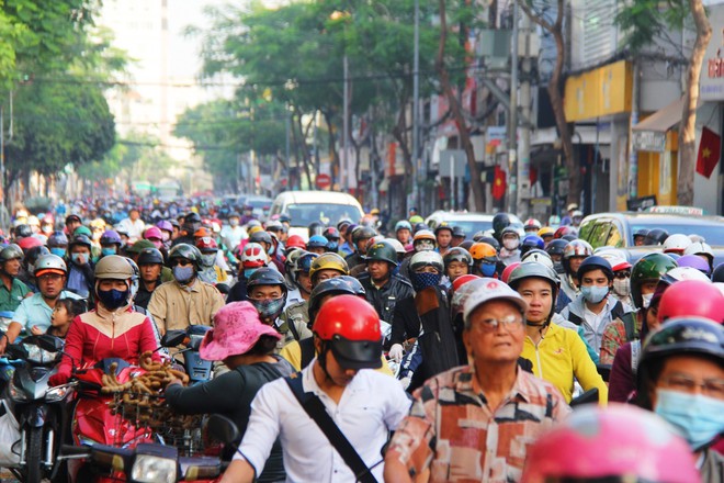 Kẹt xe từ sáng sớm, người Sài Gòn chen chúc đi làm trong tiết trời se lạnh ngày đầu tiên trong năm mới - Ảnh 4.