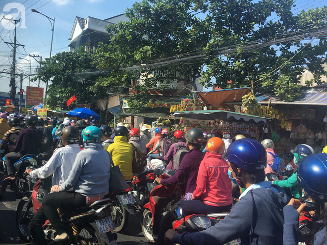Người dân miền Tây đội nắng, chen chúc nhau tay xách nách mang trở lại Sài Gòn sau nghỉ lễ - Ảnh 1. Người dân miền Tây đội nắng, chen chúc nhau tay xách nách mang trở lại Sài Gòn sau nghỉ lễ - Ảnh 1.