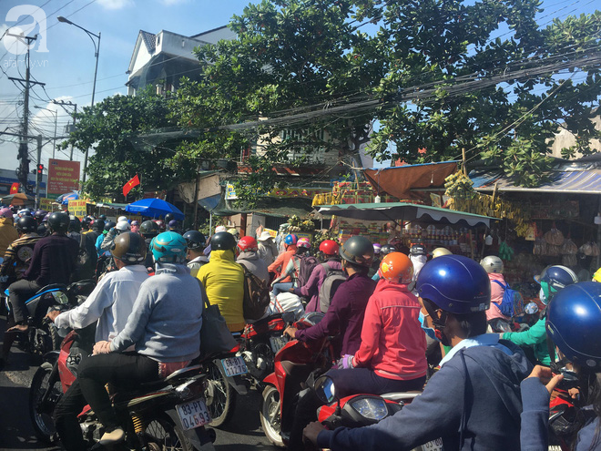 Người dân miền Tây đội nắng, chen chúc nhau tay xách nách mang trở lại Sài Gòn sau nghỉ lễ - Ảnh 1.