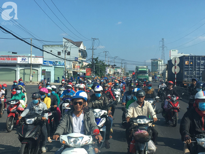 Người dân miền Tây đội nắng, chen chúc nhau tay xách nách mang trở lại Sài Gòn sau nghỉ lễ - Ảnh 10.