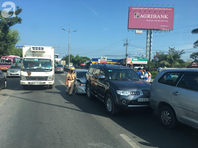 Người dân miền Tây đội nắng, chen chúc nhau tay xách nách mang trở lại Sài Gòn sau nghỉ lễ - Ảnh 3. Người dân miền Tây đội nắng, chen chúc nhau tay xách nách mang trở lại Sài Gòn sau nghỉ lễ - Ảnh 3.
