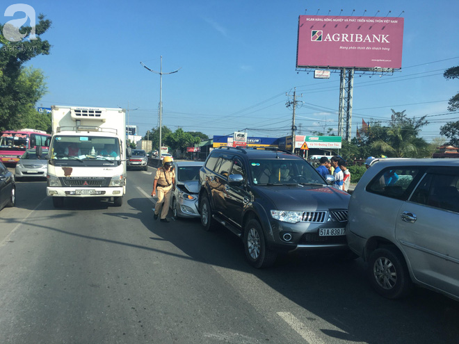 Người dân miền Tây đội nắng, chen chúc nhau tay xách nách mang trở lại Sài Gòn sau nghỉ lễ - Ảnh 3.