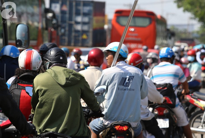 Người dân miền Tây đội nắng, chen chúc nhau tay xách nách mang trở lại Sài Gòn sau nghỉ lễ - Ảnh 11. Người dân miền Tây đội nắng, chen chúc nhau tay xách nách mang trở lại Sài Gòn sau nghỉ lễ - Ảnh 11.