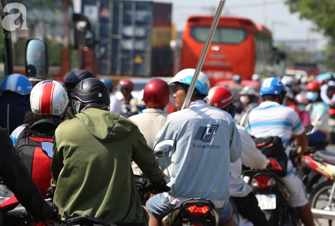 Người dân miền Tây đội nắng, chen chúc nhau tay xách nách mang trở lại Sài Gòn sau nghỉ lễ - Ảnh 11.