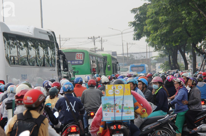 Người dân miền Tây đội nắng, chen chúc nhau tay xách nách mang trở lại Sài Gòn sau nghỉ lễ - Ảnh 12. Người dân miền Tây đội nắng, chen chúc nhau tay xách nách mang trở lại Sài Gòn sau nghỉ lễ - Ảnh 12.