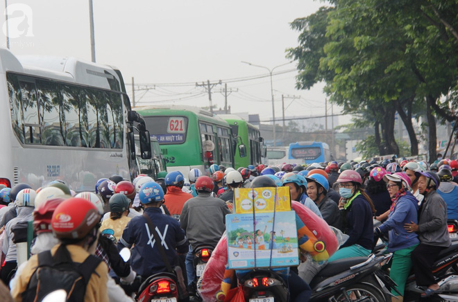 Người dân miền Tây đội nắng, chen chúc nhau tay xách nách mang trở lại Sài Gòn sau nghỉ lễ - Ảnh 12.