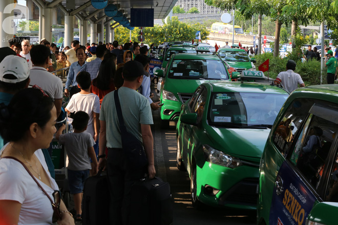 Người dân miền Tây đội nắng, chen chúc nhau tay xách nách mang trở lại Sài Gòn sau nghỉ lễ - Ảnh 7. Người dân miền Tây đội nắng, chen chúc nhau tay xách nách mang trở lại Sài Gòn sau nghỉ lễ - Ảnh 7.